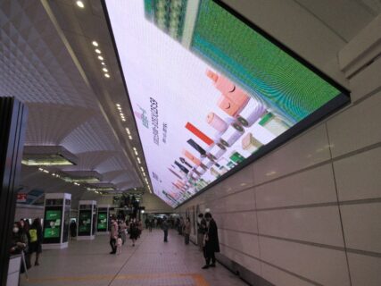 御堂筋線の梅田駅にある超大型ビジョン、Umeda Metro Vision。
