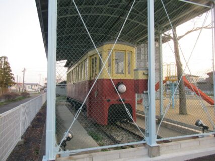 花巻市の材木町公園で保存されている馬面電車。