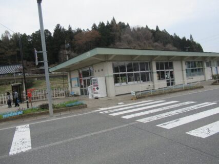 千厩駅は、岩手県一関市千厩町千厩にある、JR東日本大船渡線の駅。