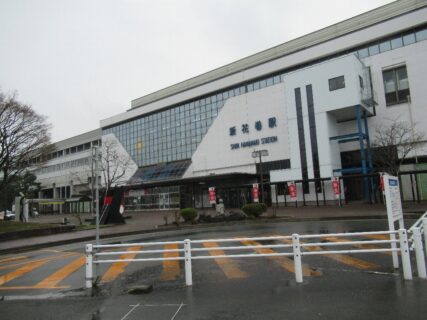 新花巻駅は、岩手県花巻市矢沢にある、JR東日本の駅。