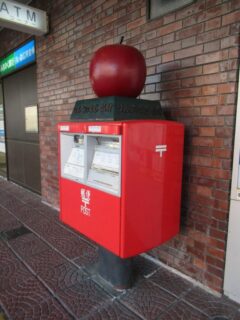 りんごのまち弘前、郵便ポストもりんごですな。