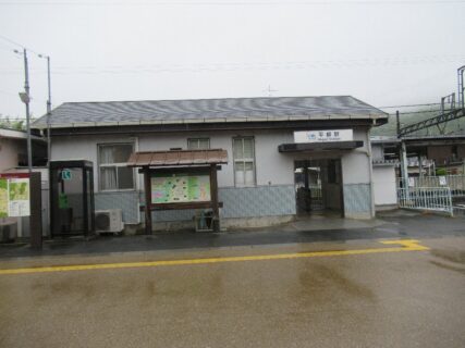 平群駅は、奈良県生駒郡平群町吉新にある、近鉄生駒線の駅。