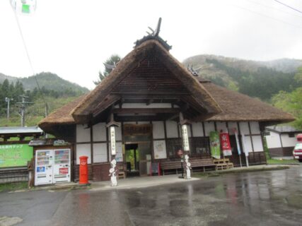 湯野上温泉駅は、福島県南会津郡下郷町にある会津鉄道の駅。
