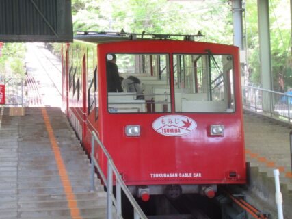 筑波山ケーブルカーは、つくば市の宮脇駅から筑波山頂駅に至る。
