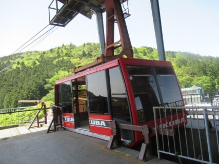 筑波山ロープウェイは、つつじヶ丘駅から女体山駅までを結ぶ。