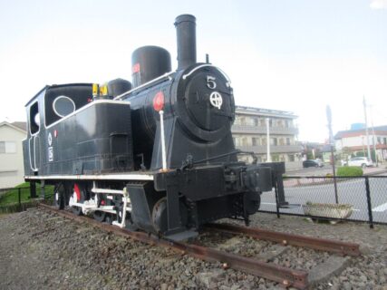 おもちゃのまち駅の東口に、5号蒸気機関車が展示されている。