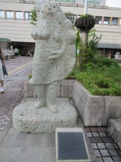 宇都宮駅西口ペデストリアンデッキの餃子像。