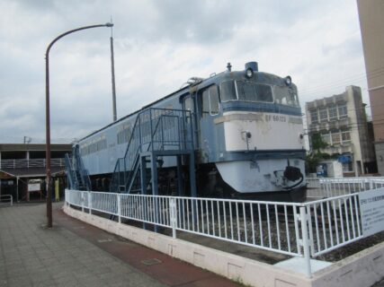 足利駅北口広場に静態保存されている電気機関車EF60。