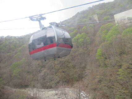 谷川岳ロープウエイは、土合口駅から天神平駅までを結ぶ。
