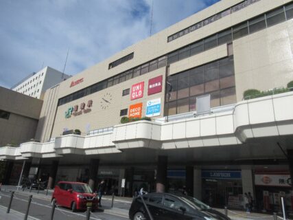 高崎駅は、群馬県高崎市八島町にある、JR東日本・上信電鉄の駅。
