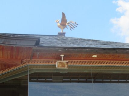 金色の鳳凰が居る、寒河江神輿会館。