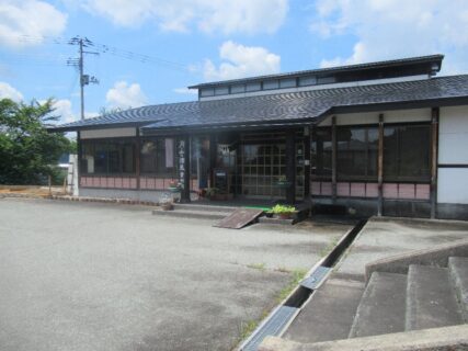 月山の酒蔵資料館に保存されている山形交通三山線の車両。
