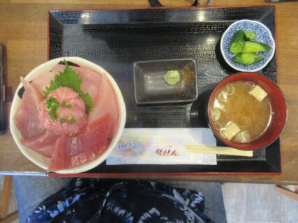 女川駅前「ハマテラス」の明神丸で、まぐろ丼をいただきました。