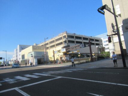 泉中央駅は、宮城県仙台市泉区泉中央一丁目にある仙台市地下鉄南北線の駅。