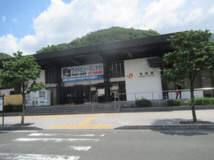 身延駅は、山梨県南巨摩郡身延町角打にある、JR東海身延線の駅。