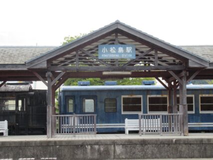 小松島駅は、かつて徳島県小松島市に存在した国鉄小松島線の駅(廃駅)。