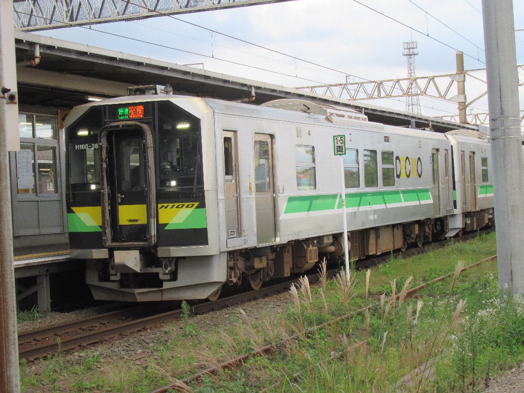 東室蘭駅は、北海道室蘭市にある、JR北海道・JR貨物室蘭本線の駅。