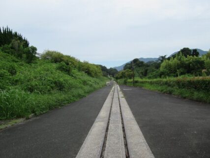 ほぼ完成間近で未成線に終わった路線を走る赤村トロッコ油須原線。