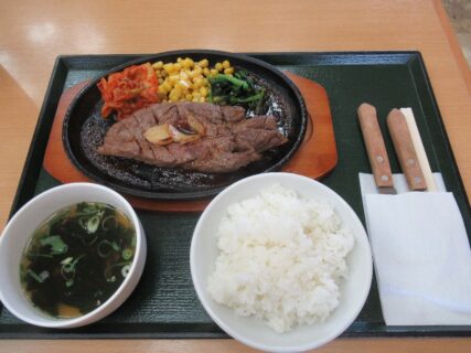 歓遊舎ひこさん内の韓国料理宋家でステーキランチですわ。
