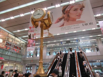 名古屋駅桜通口にある金時計、定番の待合せポイント。