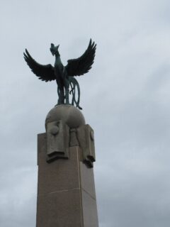 明治天皇上陸記念碑、鳳凰が素晴らしいですね。