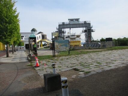 青函連絡船青森桟橋可動橋跡を見学しております。