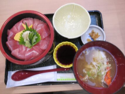 青森空港のフードコート、まぐろ丼を食べました。