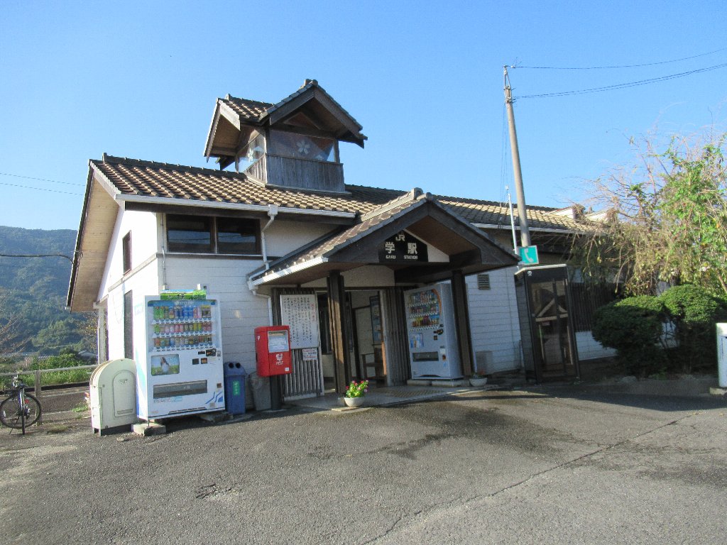 学駅は、徳島県吉野川市川島町学字吉本にある、JR四国徳島線の駅。