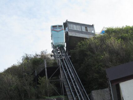弥彦山クライミングカーなる、崖に設置された斜行エレベーター。