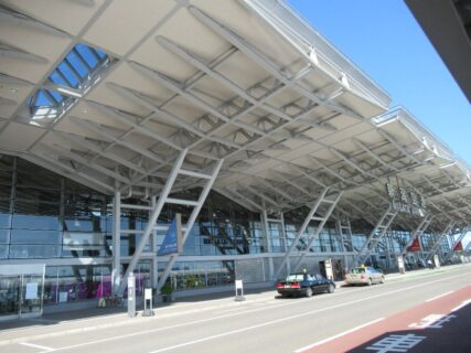 新潟空港から大阪伊丹空港へ、飛んで帰ります。