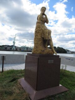 尾道の海岸通り、海の見える公園にあった金色のヴィーナス像。