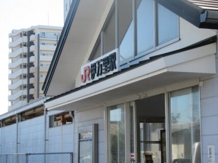 伊万里駅は、佐賀県伊万里市新天町にある、JR九州・松浦鉄道の駅。