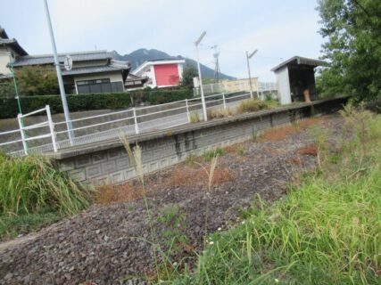 秩父が浦駅は、長崎県島原市秩父が浦町にあった島原鉄道の駅（廃駅）。