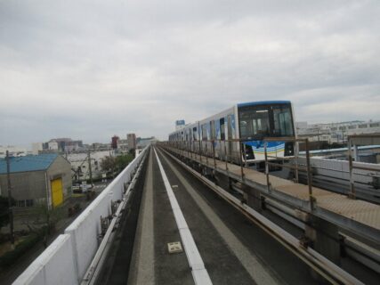 金沢シーサイドラインで金沢八景駅へ向かいます。
