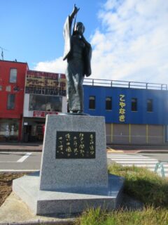 羽後本荘駅前にある、本荘追分の像。