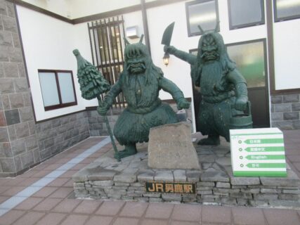 男鹿駅の、なまはげ像。