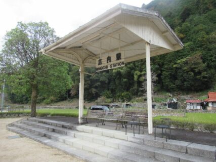 水内駅は広島県佐伯郡湯来町下に存在した、JR西日本可部線の駅（廃駅）。
