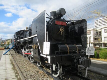 浜田市野球場前広場に、蒸気機関車C57165が保存されている。
