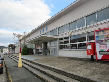 江津駅は、島根県江津市江津町にある、JR西日本山陰本線の駅。