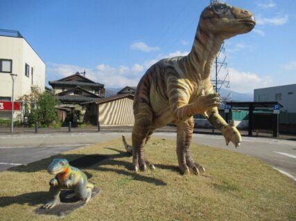 勝山駅前広場の恐竜親子でございます。