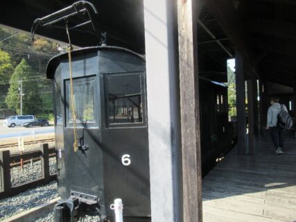 勝山駅構内で保存されている京福電鉄電気機関車と２軸貨車。