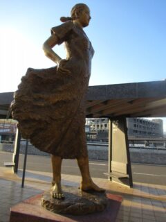 敦賀駅前にある、敦賀への道と名付けられた女性立像です。
