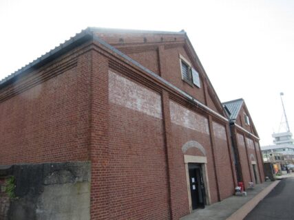 敦賀赤レンガ倉庫は、福井県敦賀市の敦賀港にある2棟の赤レンガ倉庫。
