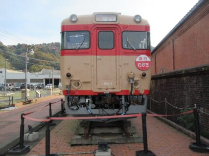 赤レンガ倉庫脇に、かつて小浜線を走った気動車キハ283019が。