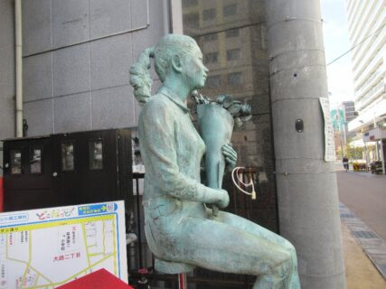 草津市街角彫刻の、夢を抱く像。