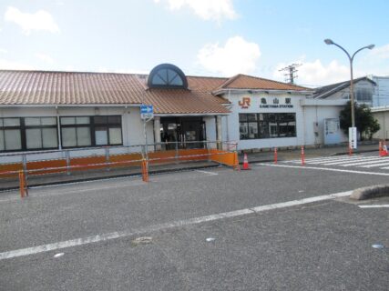 亀山駅は、三重県亀山市御幸町にある、JR東海・JR西日本の駅。