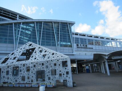 新八代駅は、熊本県八代市上日置町にある、JR九州の駅。