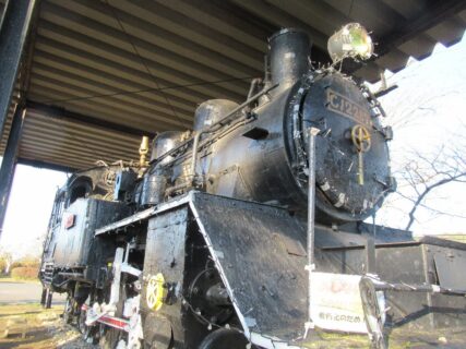 小櫃駅そば、君津市小櫃公民館にある、C12形蒸気機関車287号機。