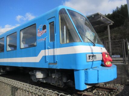 トンネルの駅に保存されている高千穂鉄道TR-300形気動車。