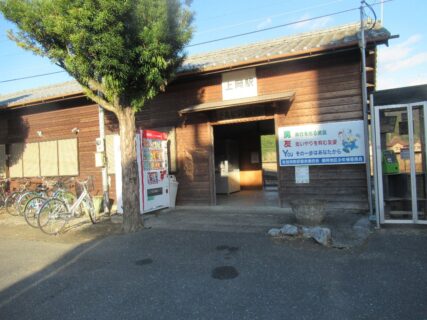 上岡駅は、大分県佐伯市大字上岡にある、JR九州日豊本線の駅。